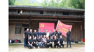 昨天，我們沿著革命先輩的足跡，走過泥濘踏過坎